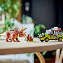 Laden Sie das Bild in den Galerie-Viewer, Jurassic World Park Triceratops mit Explorer Spielzeug Bausteine