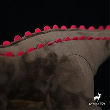 Laden Sie das Bild in den Galerie-Viewer, Carnotaurus Stofftier Dinosaurier (ca. 52cm)