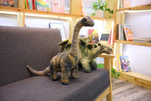 Laden Sie das Bild in den Galerie-Viewer, Riesengroße XXL Dino Kuscheltiere - Langhals Dino, Spinosaurus, Triceratops, T-Rex, Stegosaurus uvm. kaufen - Dinosaurier.store