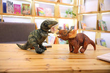 Laden Sie das Bild in den Galerie-Viewer, Riesengroße XXL Dino Kuscheltiere - Langhals Dino, Spinosaurus, Triceratops, T-Rex, Stegosaurus uvm. kaufen - Dinosaurier.store