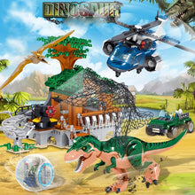 Laden Sie das Bild in den Galerie-Viewer, Jurassic Park Baustein Dino Set mit Hubschrauber, Dinos und Hütte (908 Teile) kaufen - Dinosaurier.store