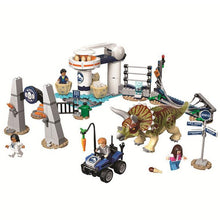 Laden Sie das Bild in den Galerie-Viewer, Jurassic World Triceratops Rampage Baustein Spielzeug Set mit 471 Teilen kaufen - Dinosaurier.store