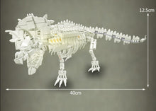 Laden Sie das Bild in den Galerie-Viewer, Triceratops Dino Museum Baustein Figur (642 Teile) kaufen - Dinosaurier.store